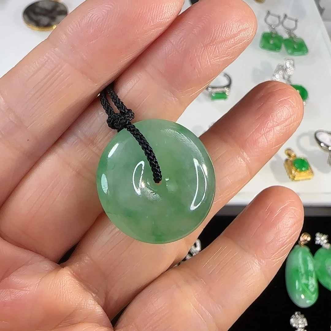 翡翠未镶嵌吊坠(赠链)