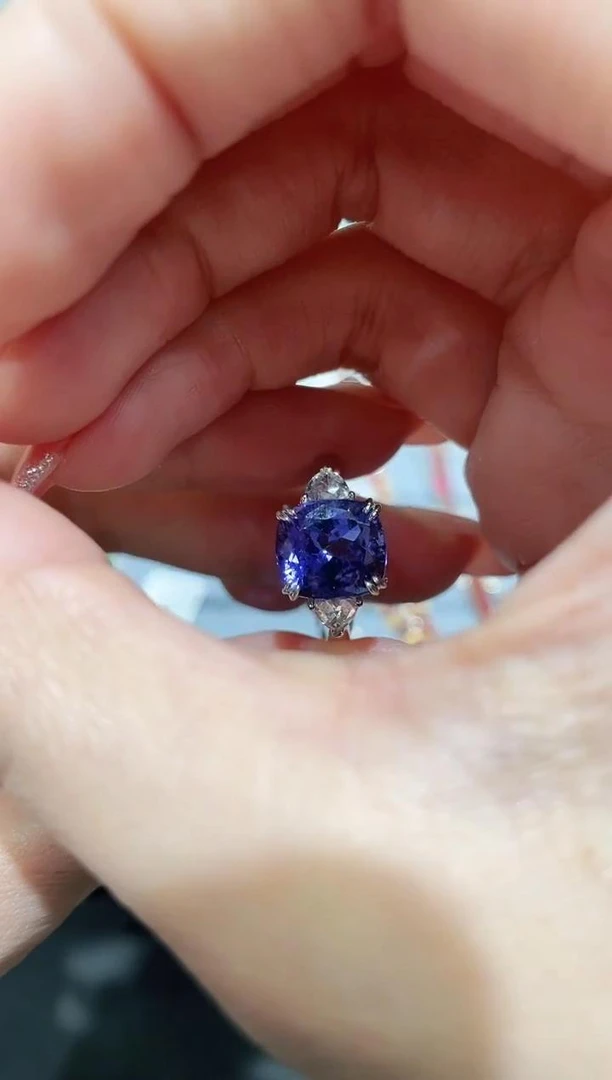 18K金镶嵌坦桑石戒指