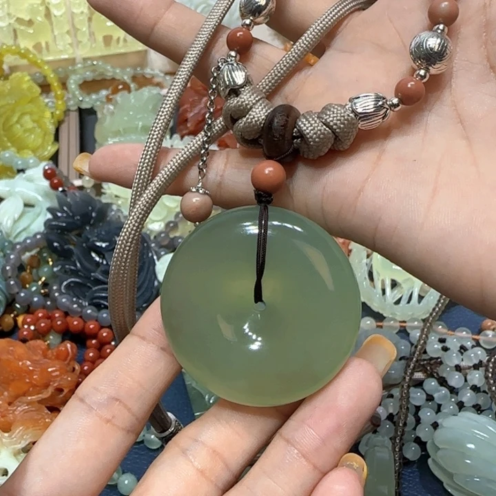 未镶嵌蛇纹石玉吊坠