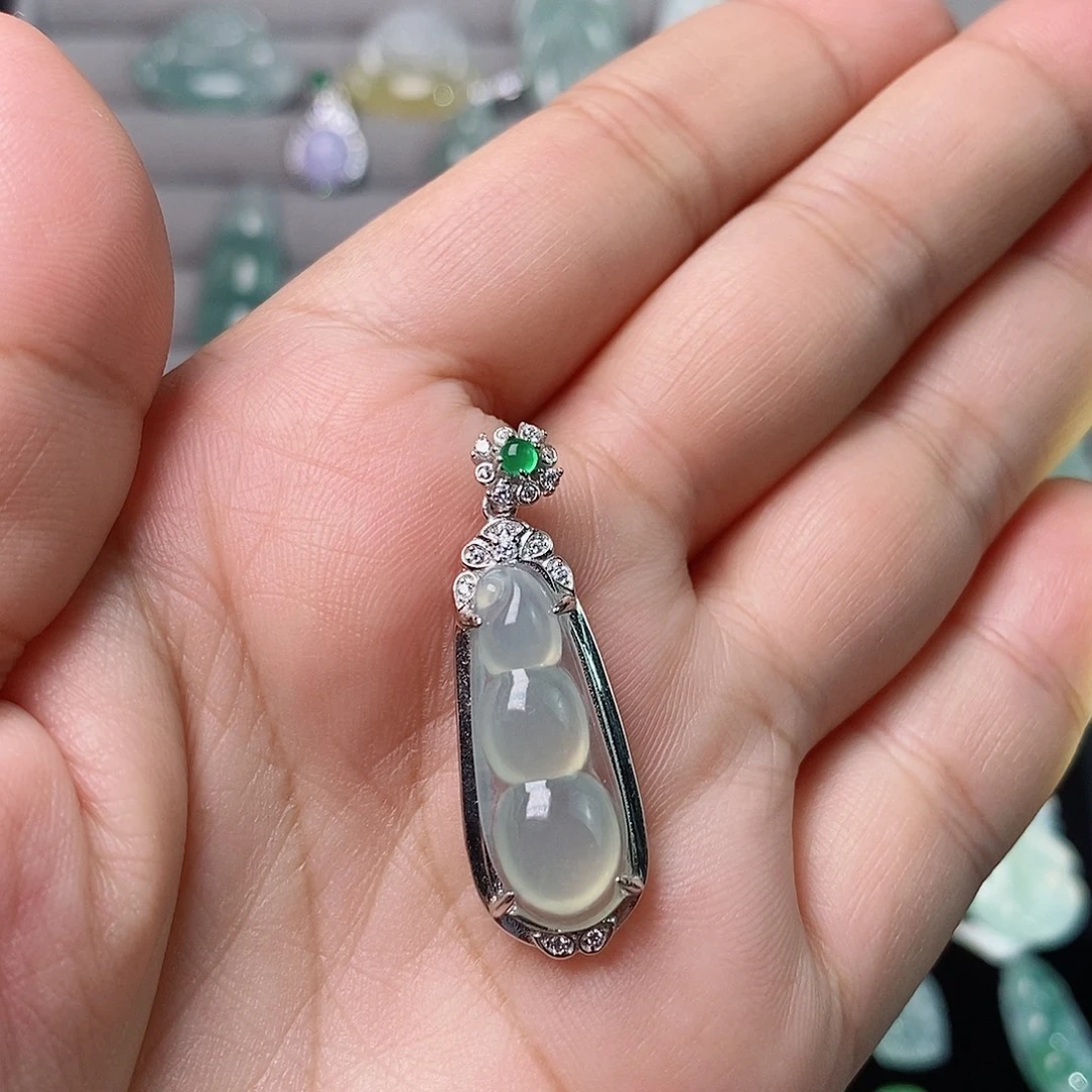 翡翠银S925镶嵌颈饰福豆