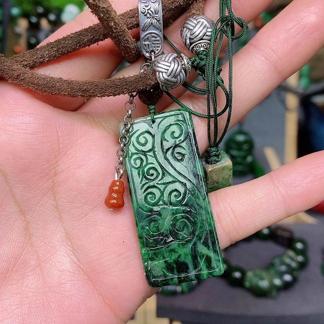 翡翠颈饰未镶嵌漂亮美眉