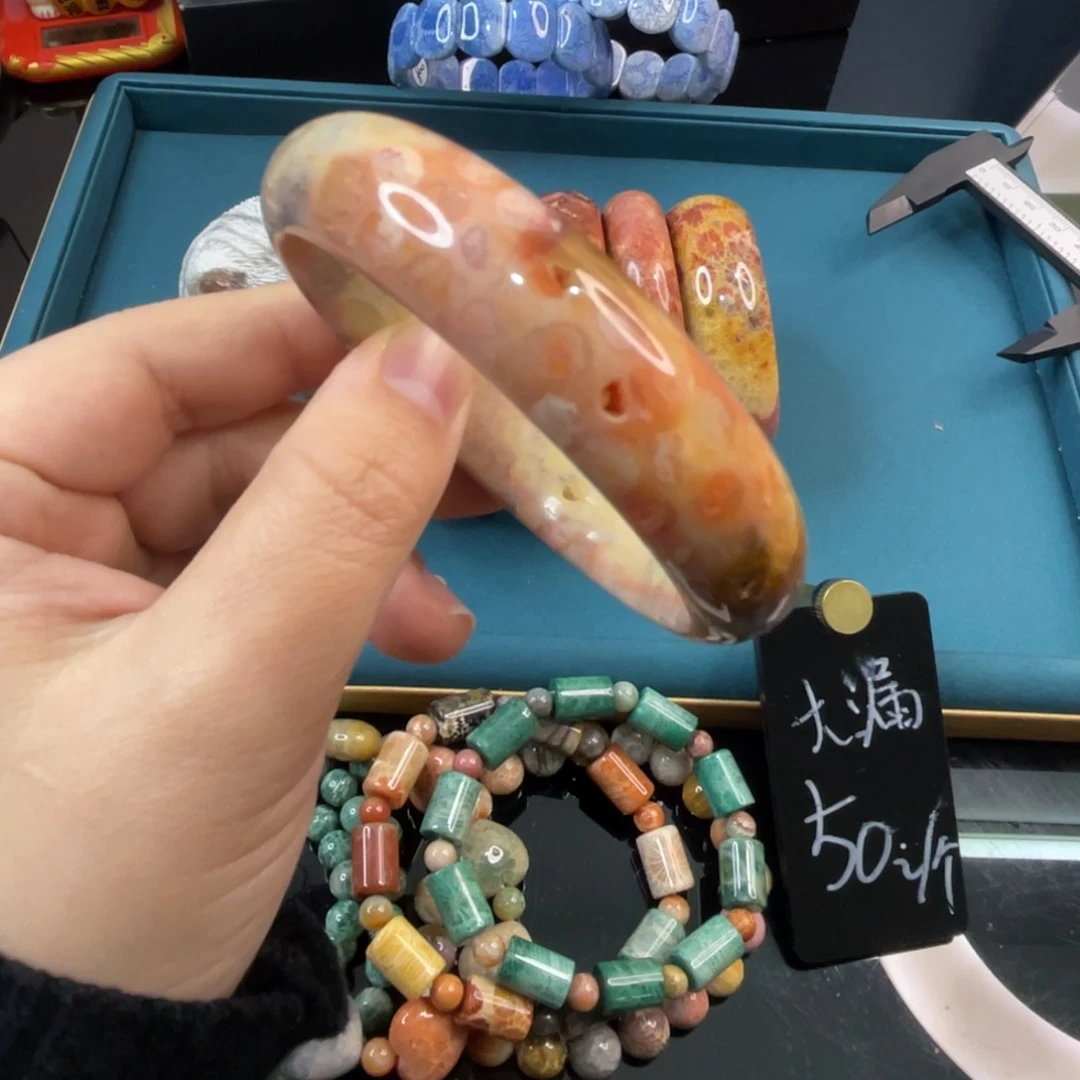 未镶嵌手镯硅化玉