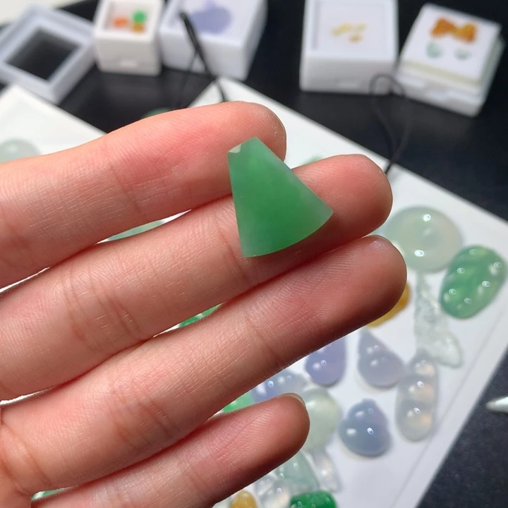 翡翠未镶嵌颈饰无事牌