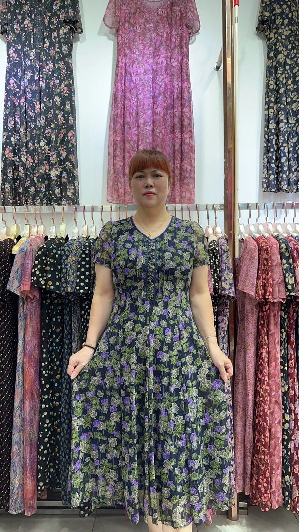 2025新款夏季中老年妈妈连衣裙紫色气质显瘦花色休闲妈妈连衣裙