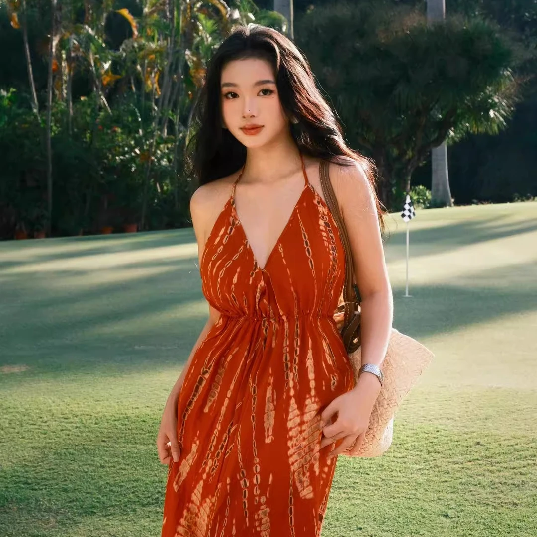 海边度假沙滩裙女夏季波西米亚小众高级感覆古V领露背吊带洋装