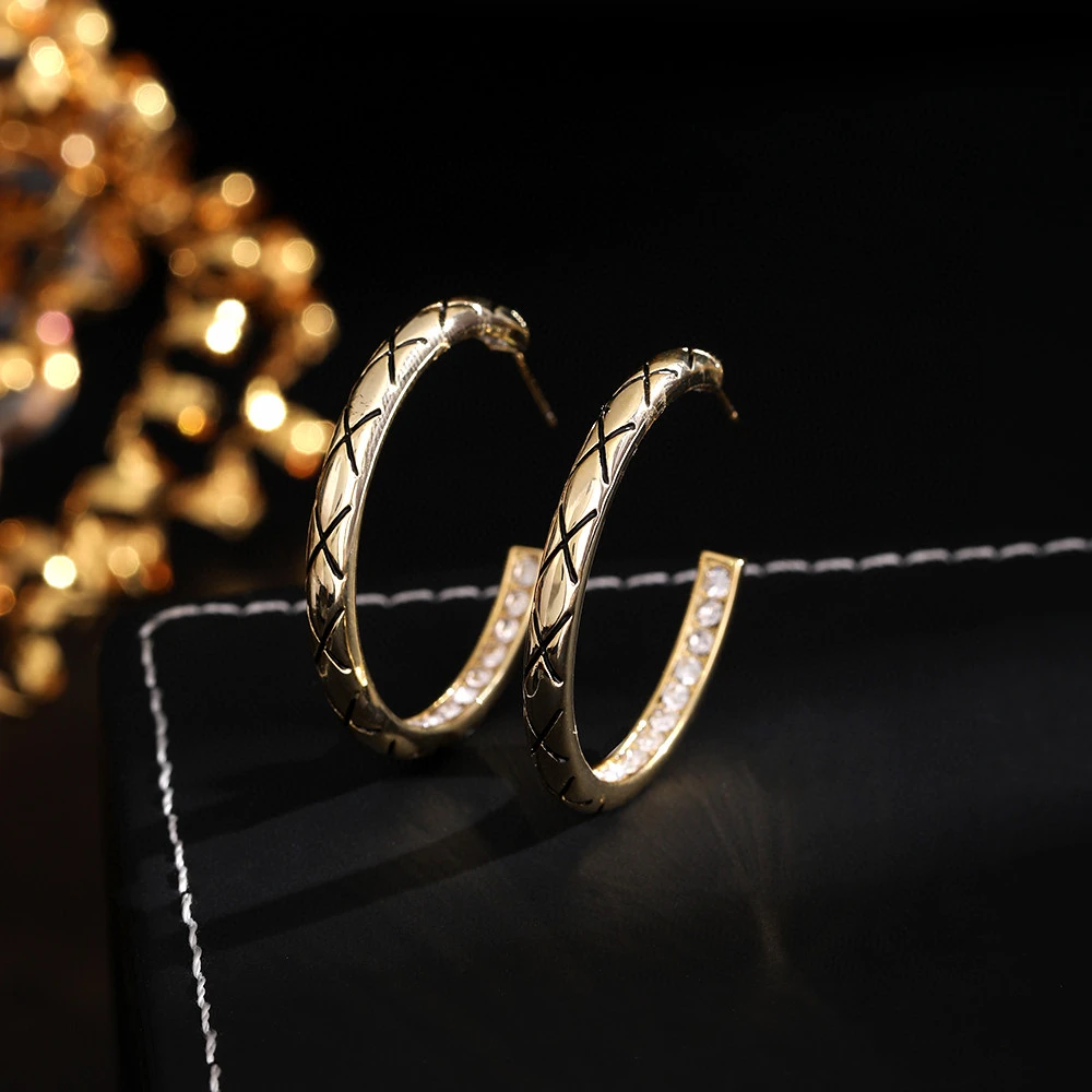 铜合金耳饰 《货号6204》小众时尚经典菱格纹C圈耳饰