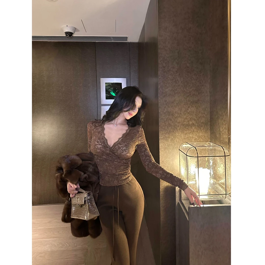 2025秋冬新款交叉V领蕾丝打底衫气质性感修身收腰长袖上衣配裤子