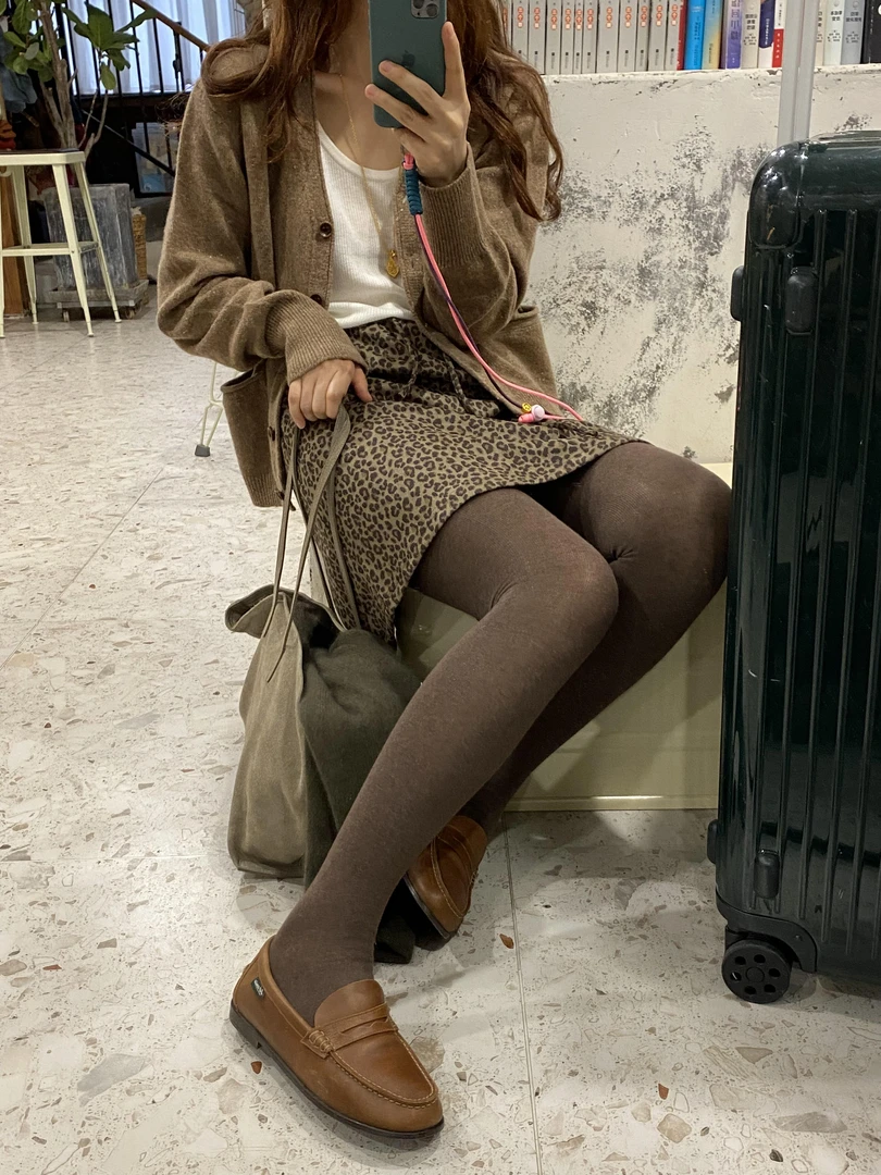 2025秋冬新款韩系慵懒风棕色软糯针织开衫毛衣外马甲豹纹半裙
