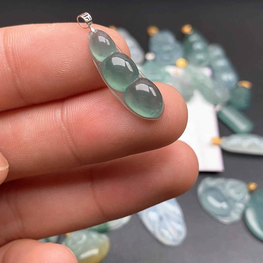 颈饰18K金镶嵌翡翠