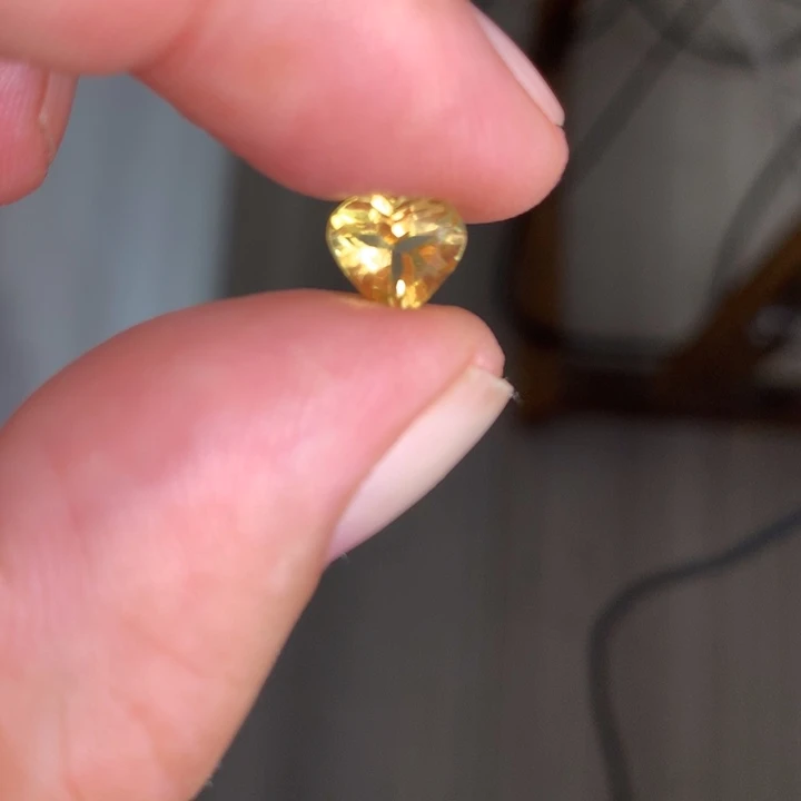 笔搁未镶嵌黄晶裸石1.31克拉