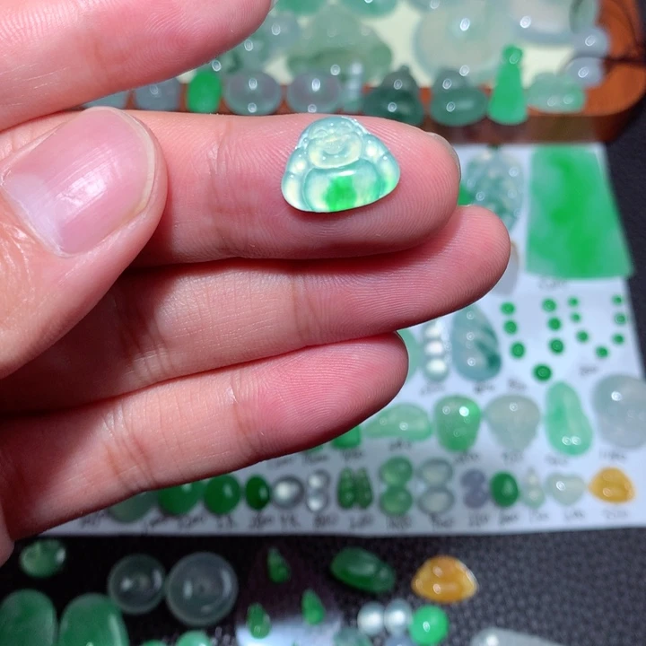 翡翠未镶嵌颈饰佛公