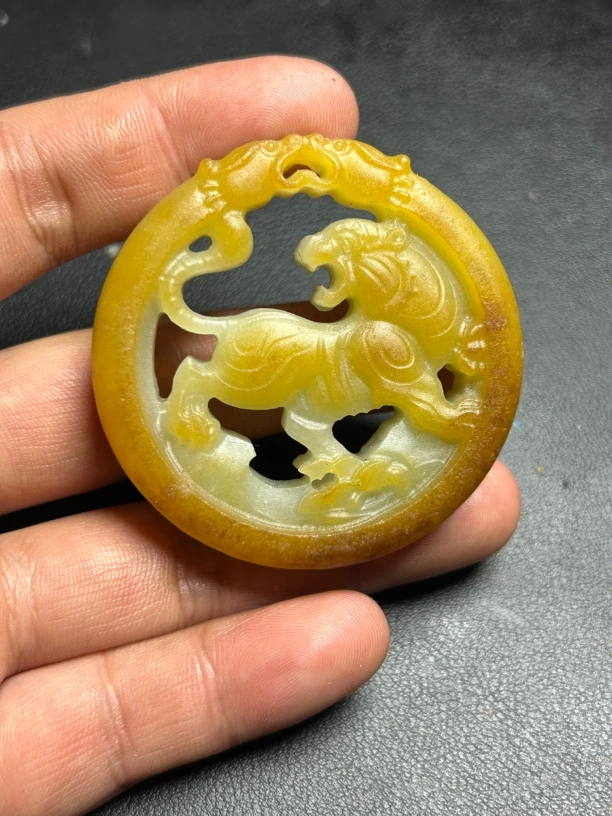 和田玉虎虎生威吊坠