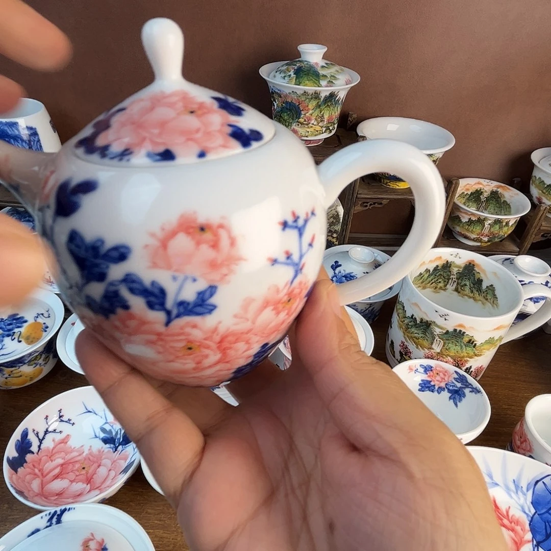 忠意堂釉下彩红牡丹壶