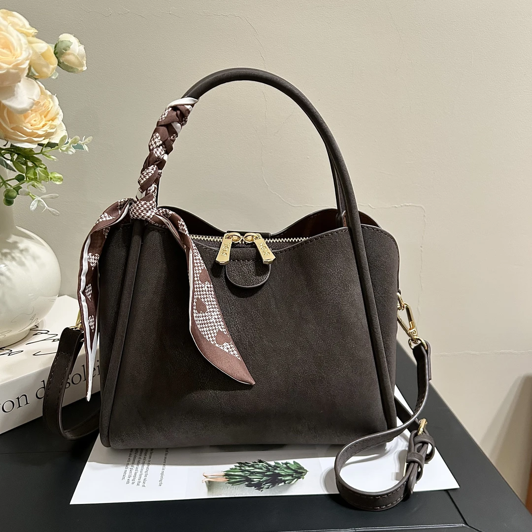 时尚磨砂感菜篮子包2025新款冬季复古百搭牛皮斜挎包女士单肩手提