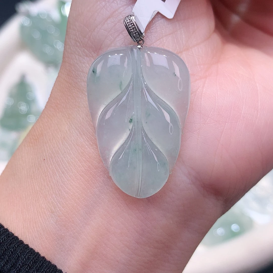 颈饰18K金镶嵌翡翠冰飘花叶子