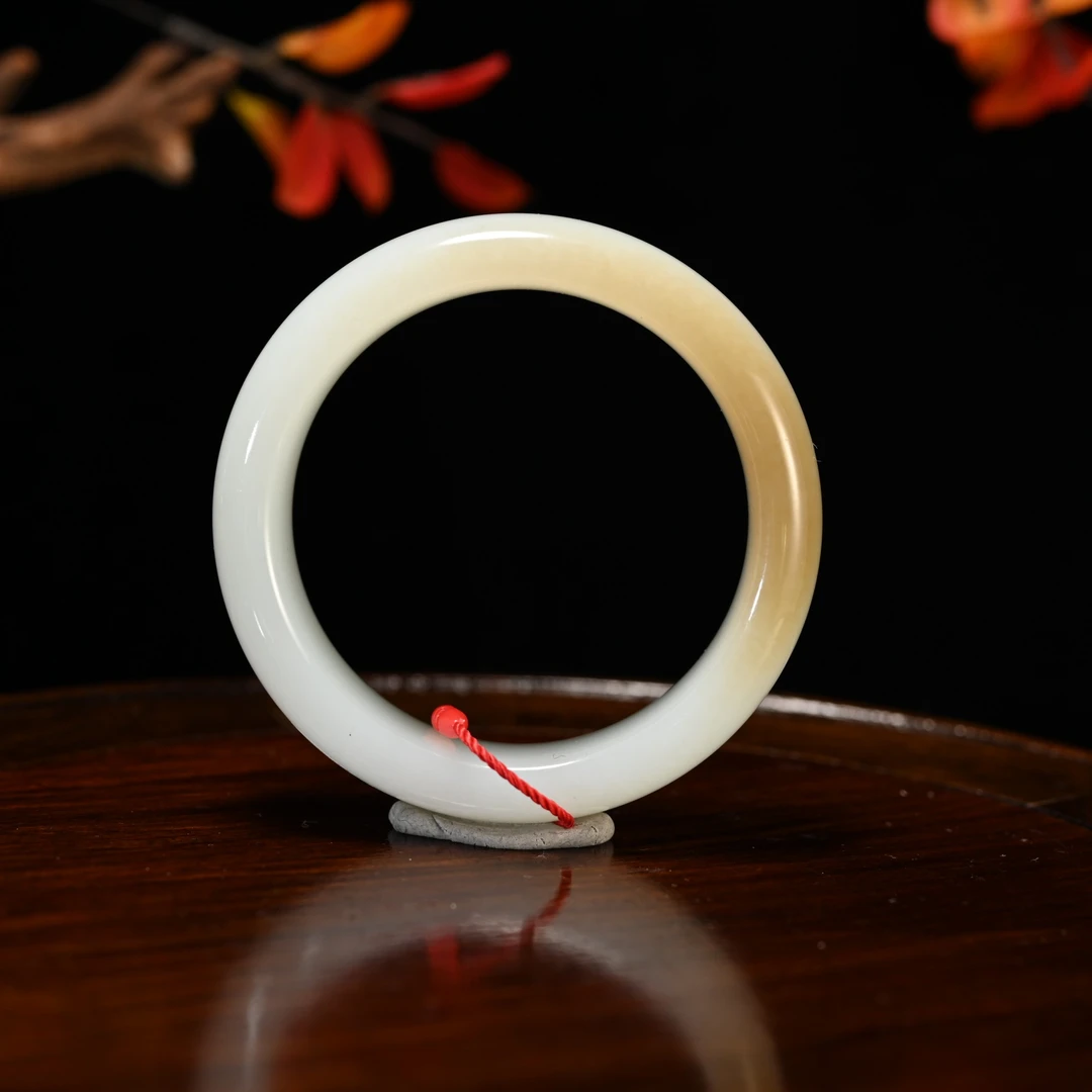 LOT8819 2512030035和田玉且末糖手镯/保利