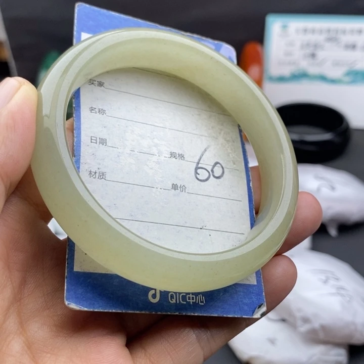 未镶嵌手镯石英质玉