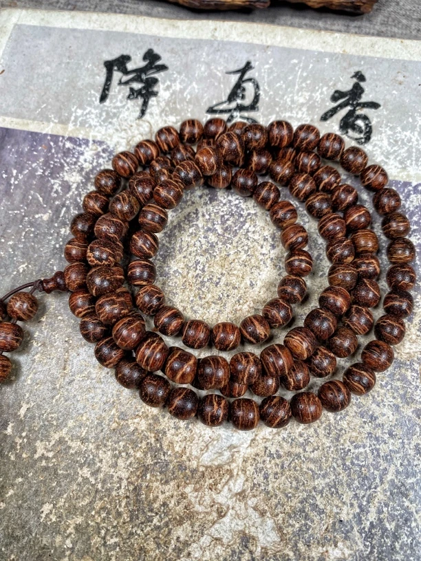 海南小叶降真香黄金甲8乘8规格108颗手串 .08多圈