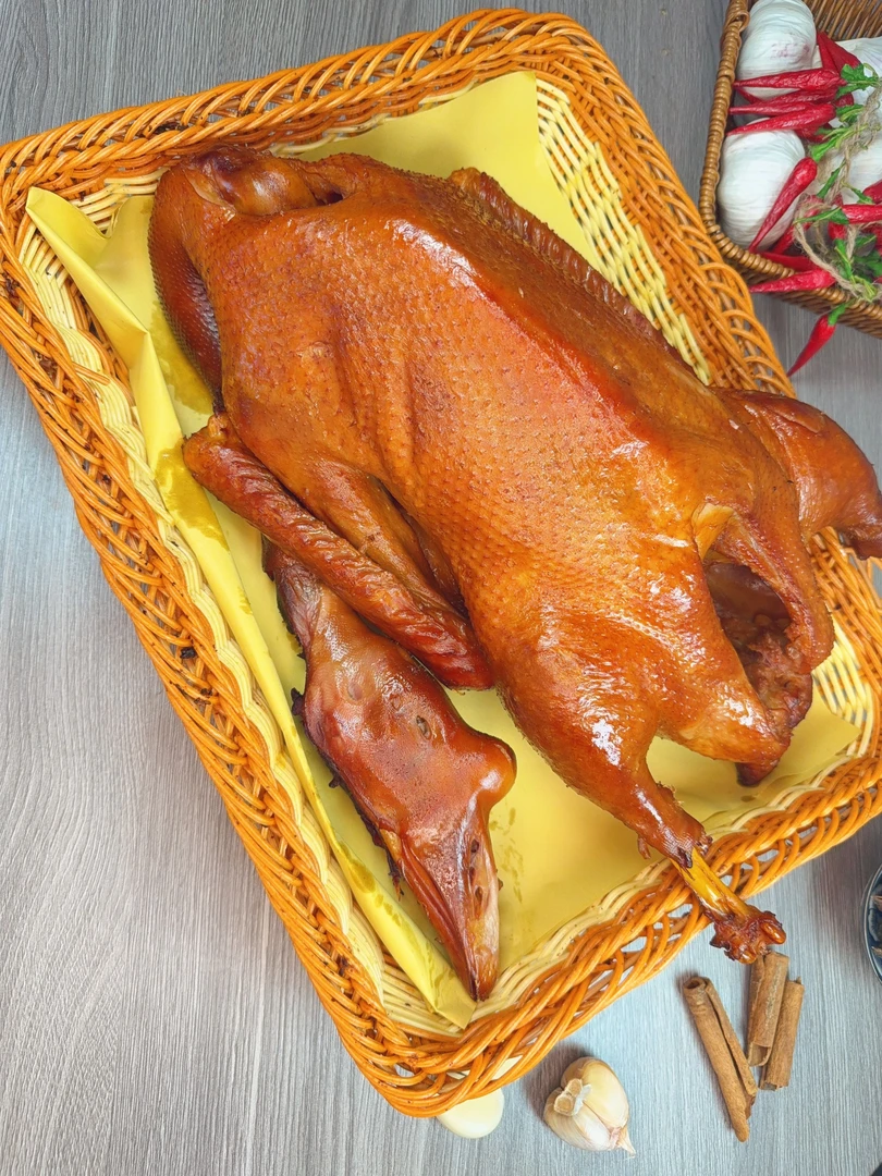 二年农村散养笨鹅头上带包