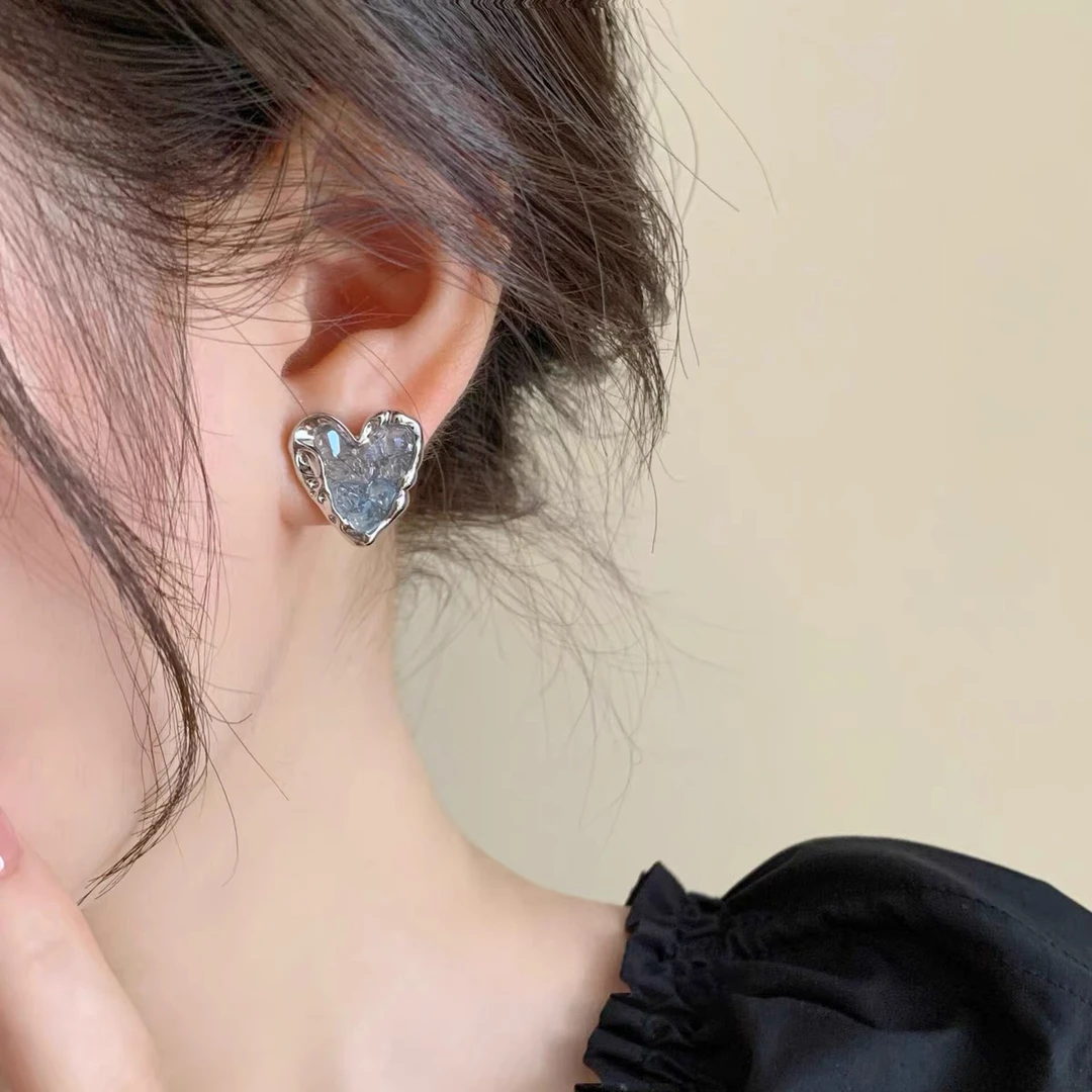 铜合金耳饰 冷淡风蓝色爱心耳钉轻奢小众设计感渐变耳环E972