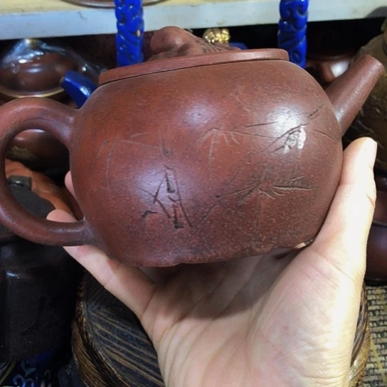 茶壶紫砂原矿泥料手工制作的一把紫砂壶。