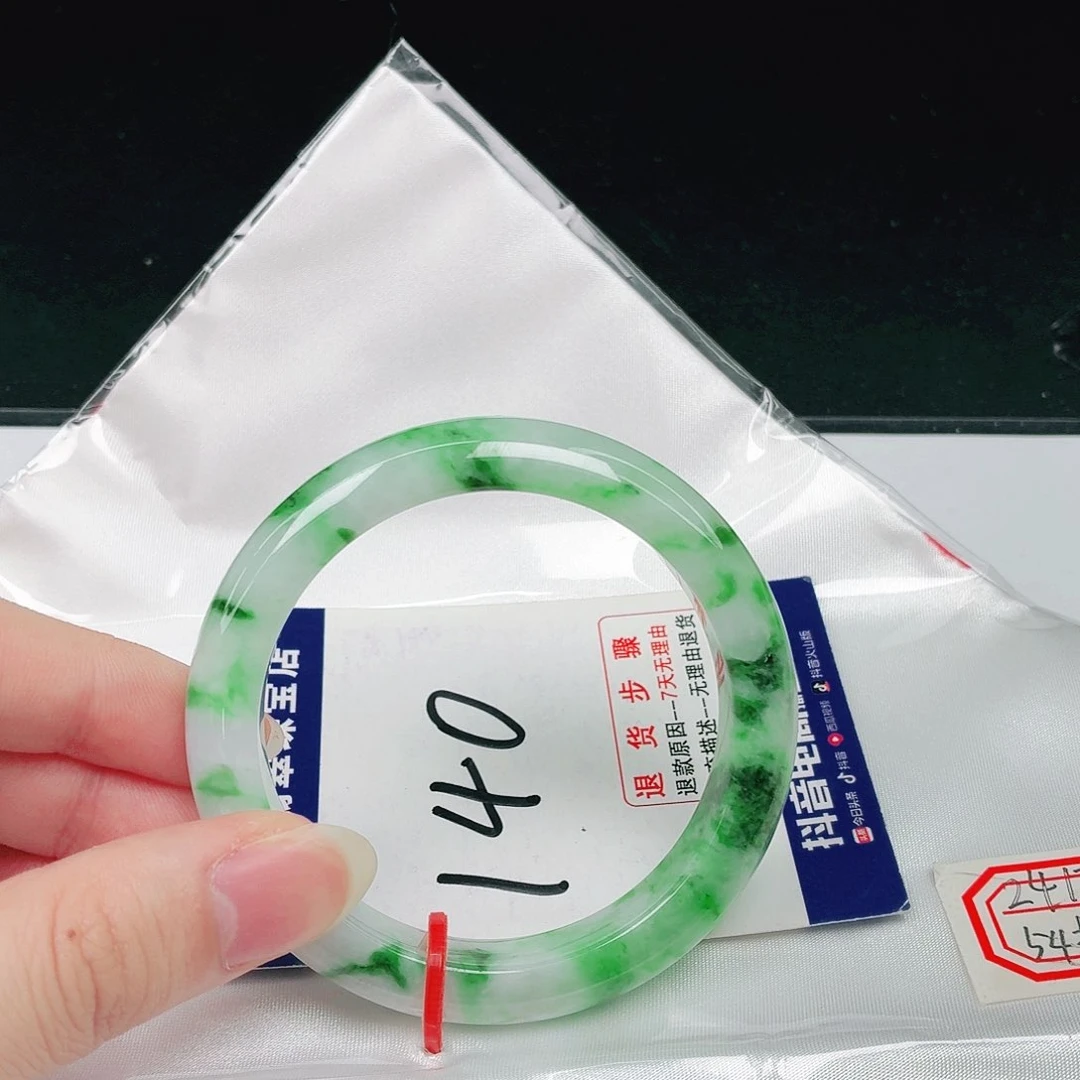 翡翠手镯未镶嵌翡翠