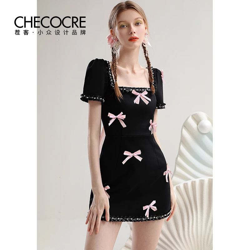 茬客甜酷黑色连衣裙夏季粉色蝴蝶结重工钻链方领小黑裙CM10354