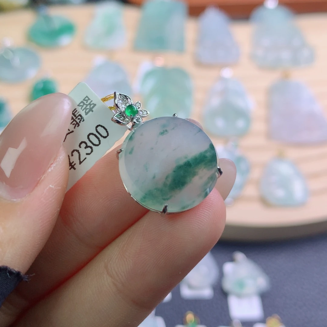 翡翠18K金镶嵌颈饰翡翠吊坠