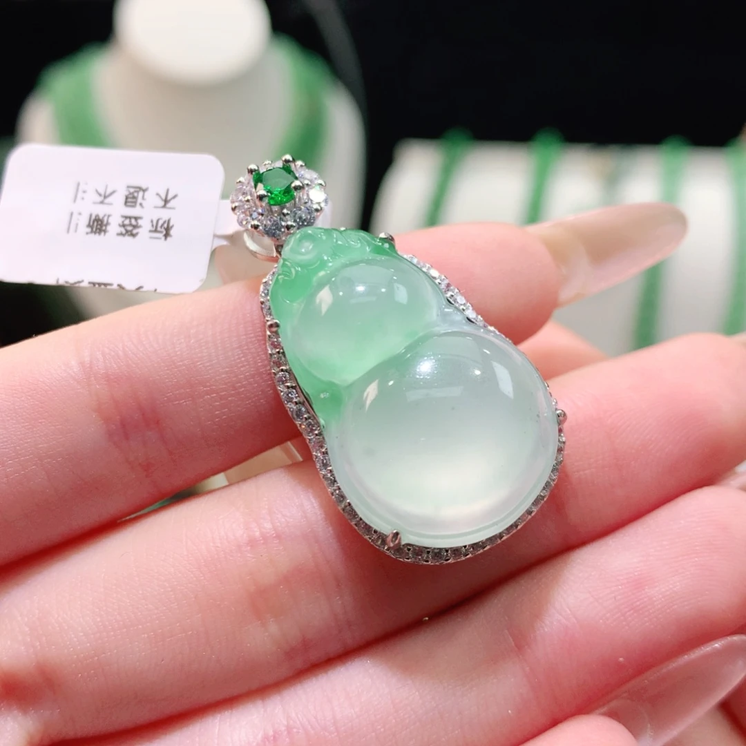 石英质玉（非洲翠）银S925镶嵌颈饰葫芦
