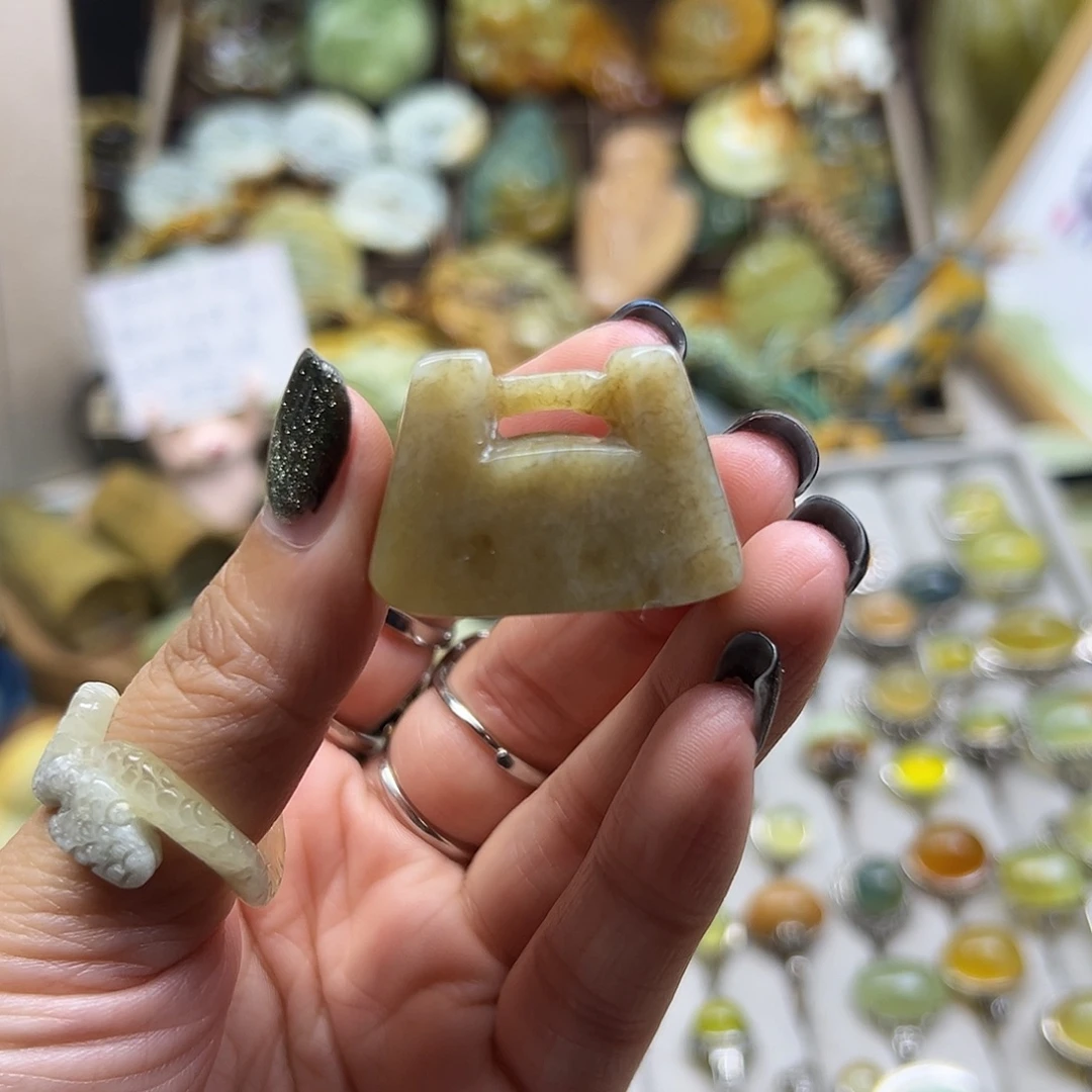 猫****岫岩老玉（透闪石质玉）未镶嵌颈饰老玉锁