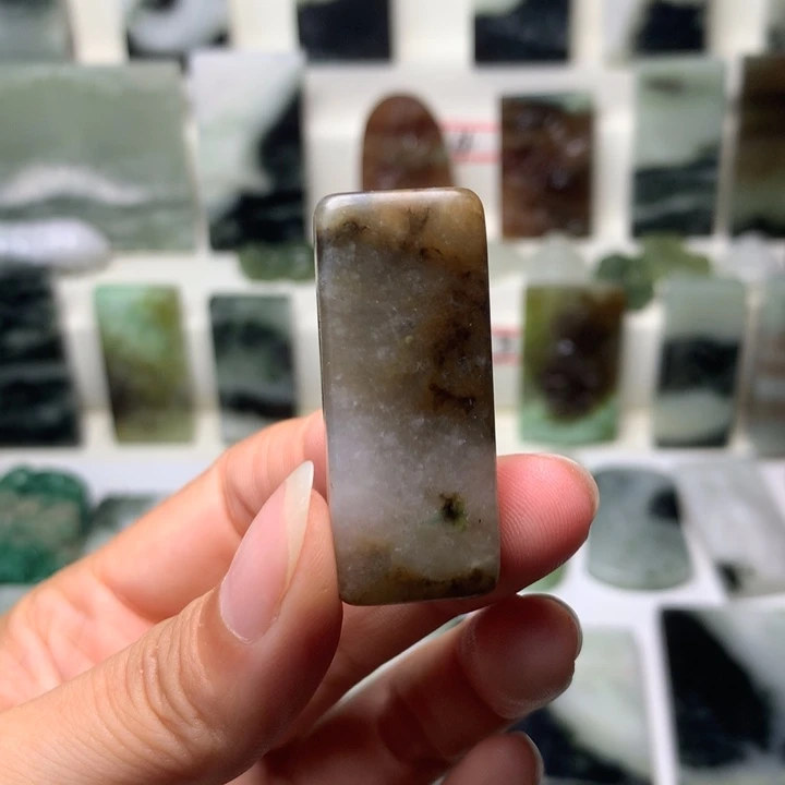 独山玉未镶嵌颈饰