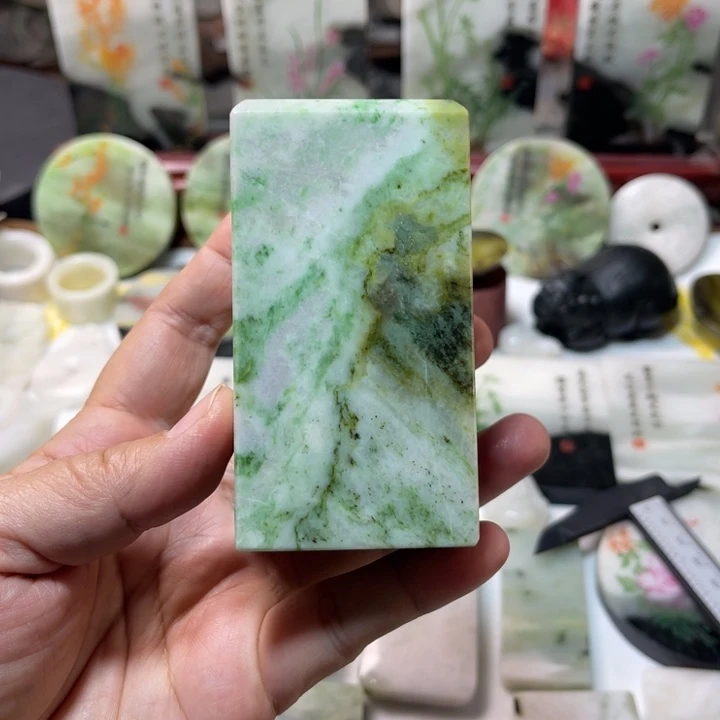 独山玉未镶嵌颈饰印章