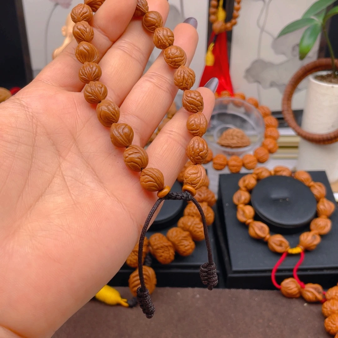 虎***跃吊坠桃核红红火火。红红火火