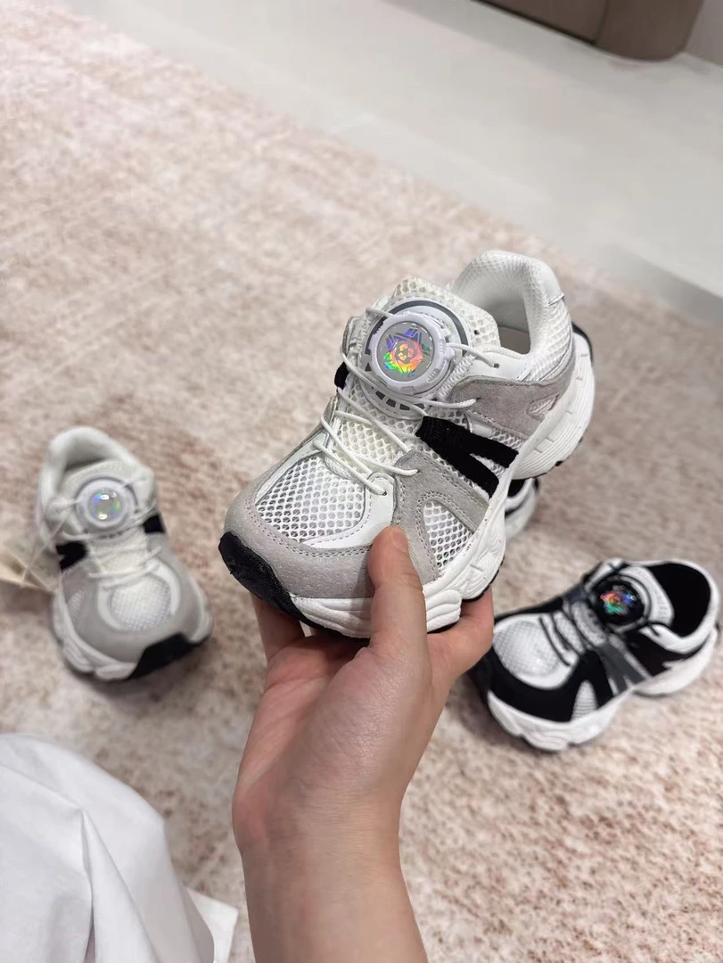 25135儿童时尚百搭纽扣单网运动鞋