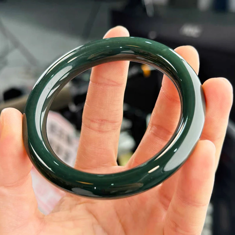 和田玉手镯美人条碧玉菠菜绿镯子 多样性发其一