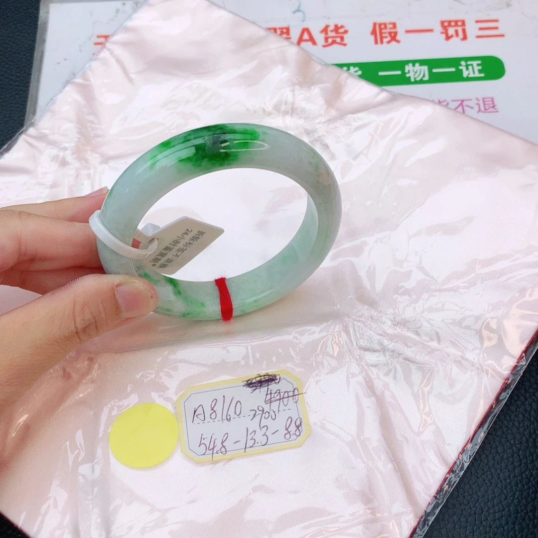 翡翠手镯未镶嵌翡翠