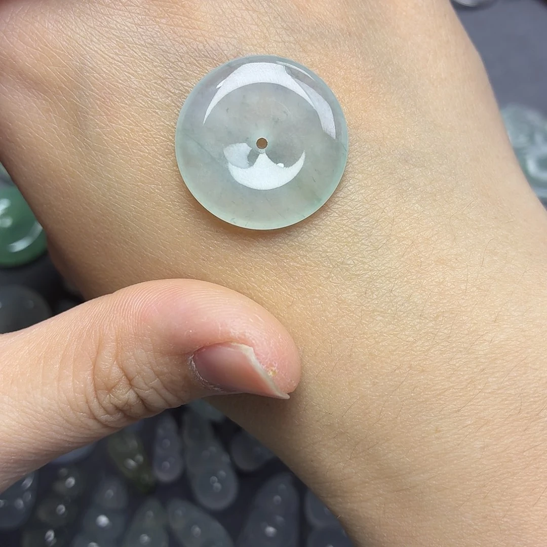 翡翠未镶嵌颈饰冰飘花扣