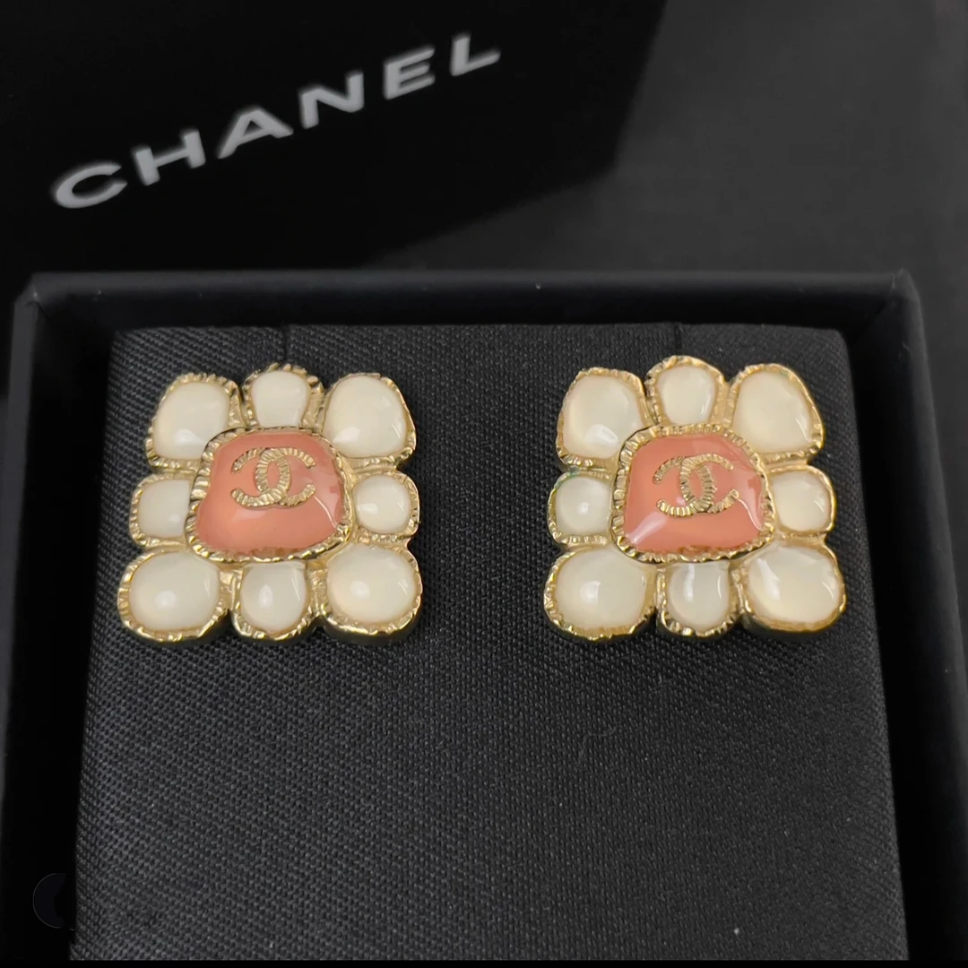 99新 Chanel/香奈儿 粉白琉璃花瓣方糖耳钉/奢品