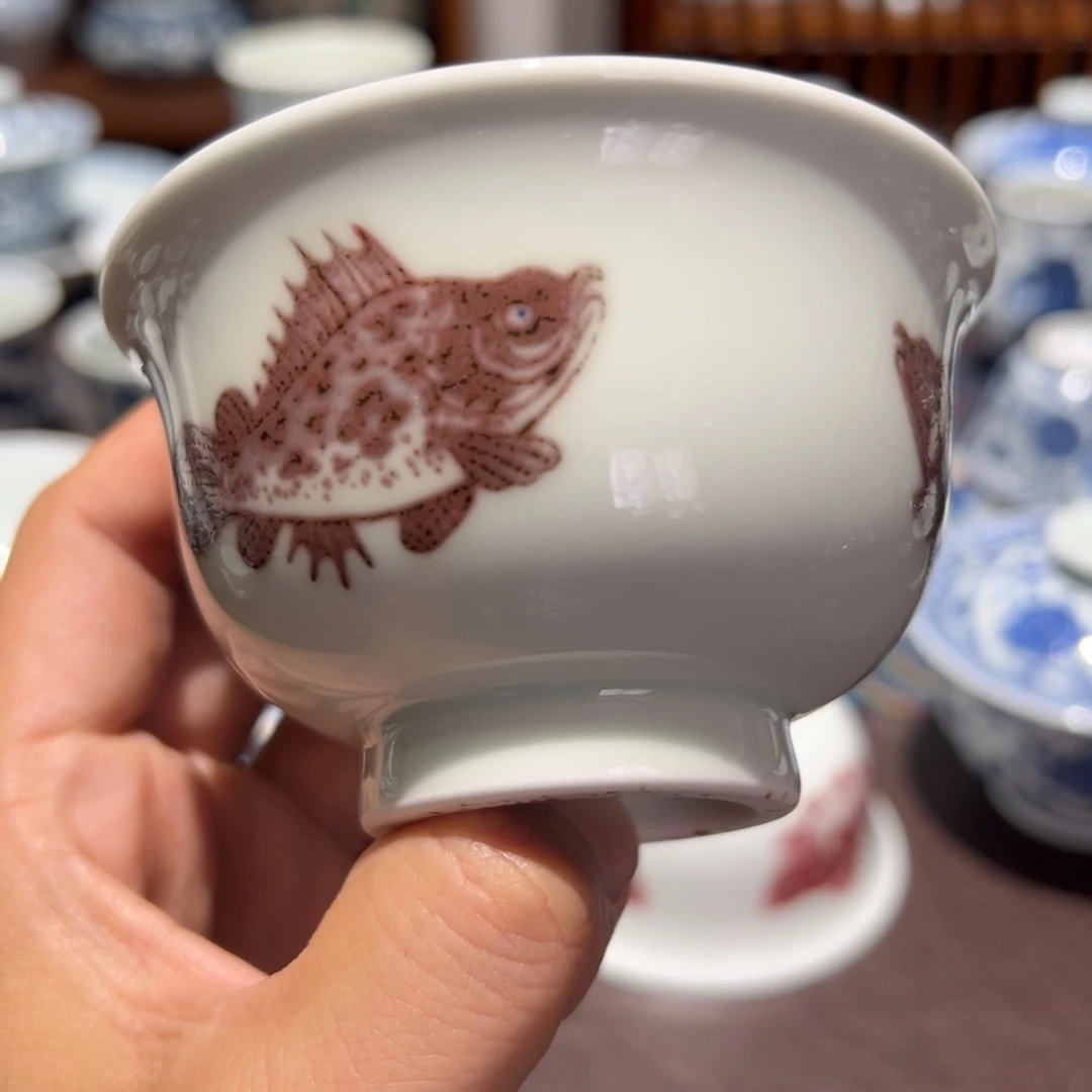 精品青花釉里红三面鳜鱼压手杯口径约9.5厘米