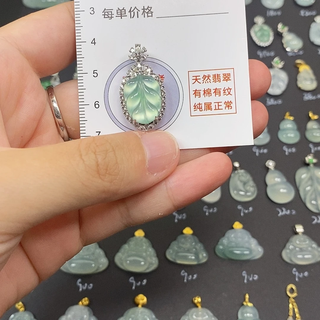 金***姐颈饰18K金镶嵌翡翠
