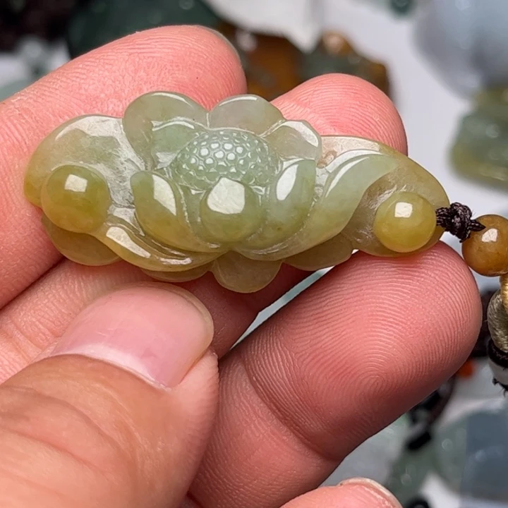K***y翡翠未镶嵌颈饰荷花