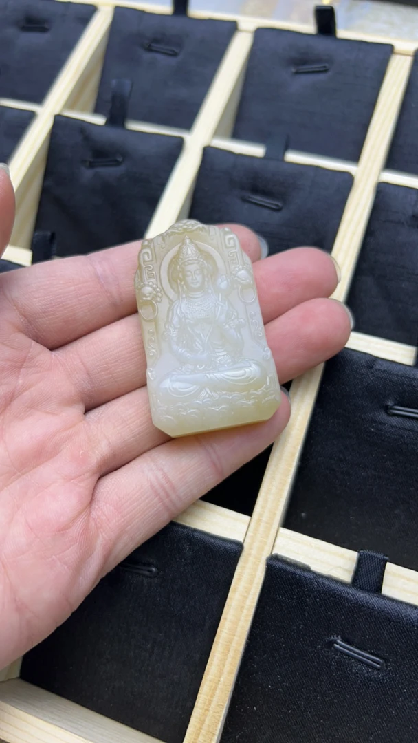 和田玉俄料糖白色鸿运当头观音牌