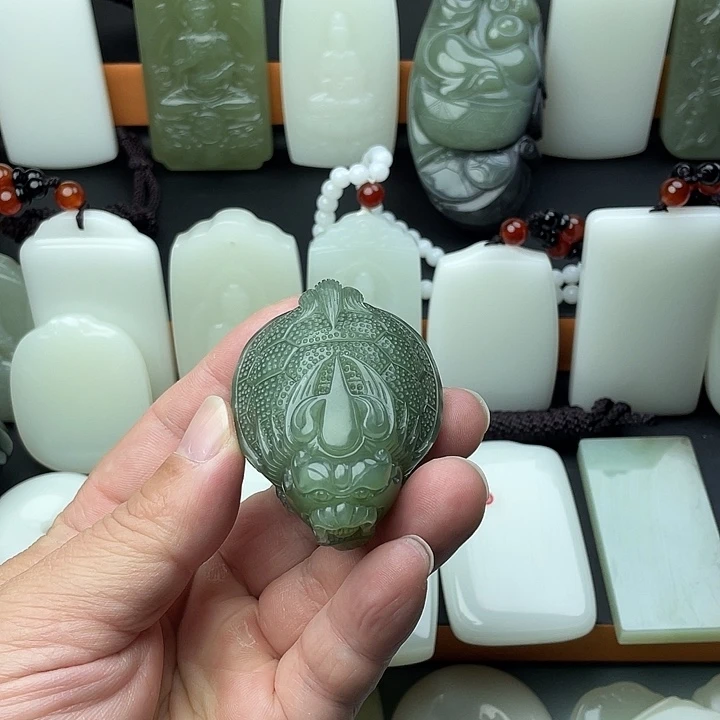 颈饰未镶嵌和田玉（糖玉）