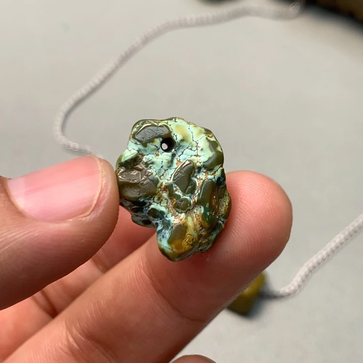 绿松石未镶嵌颈饰
