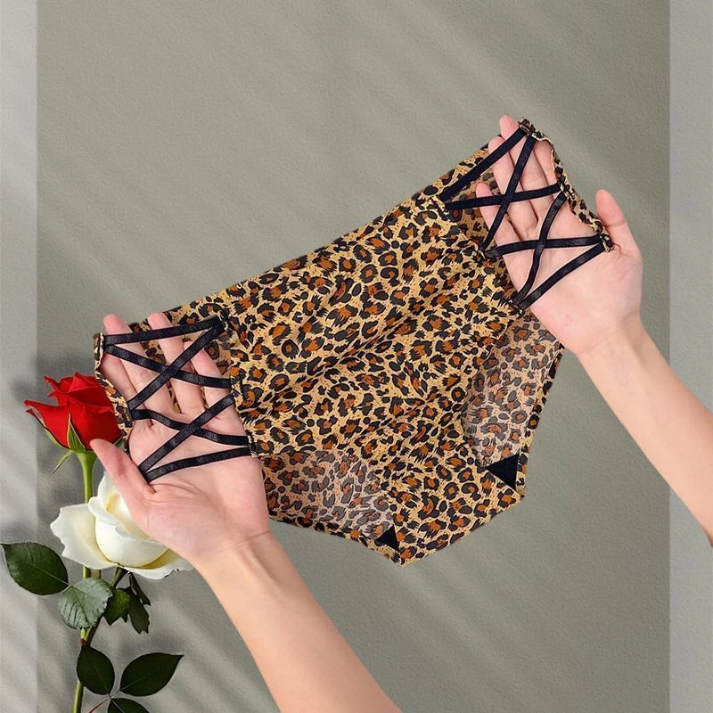 豹纹冰丝女士内裤无痕一片式细带交叉镂空包臀中腰大码胖mm三角裤