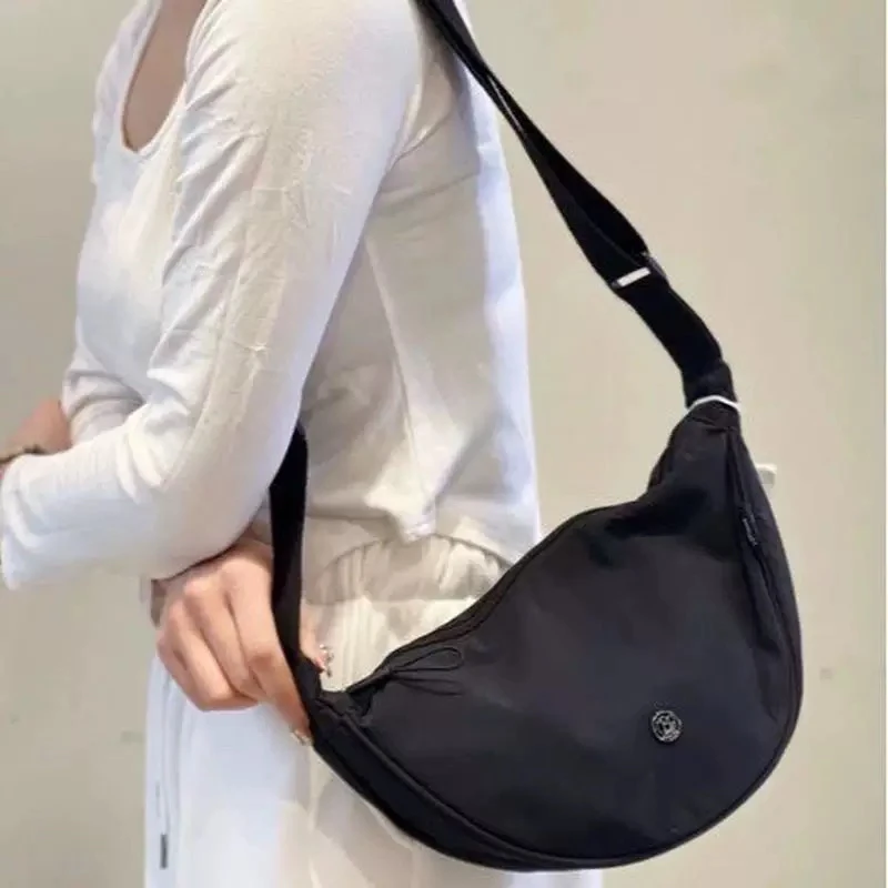 简约轻便饺子包斜挎包纯色百搭超能装！