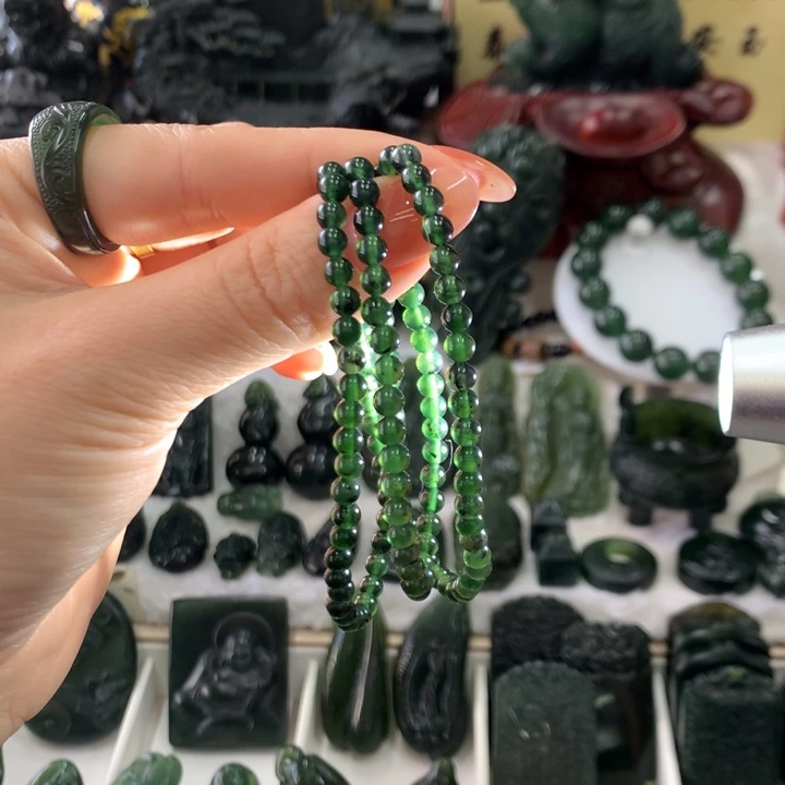 蛇纹石玉未镶嵌颈饰