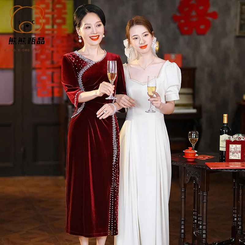 婚宴妈妈礼服宴会秋季新款丝绒手工穿珠改良新娘连衣裙敬酒服洋气