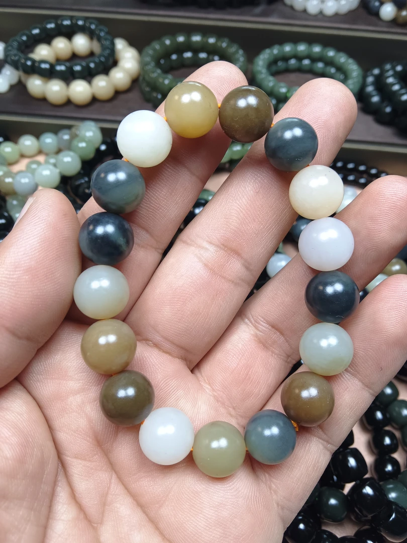 新疆纯天然和田玉楼兰柔光卡12拍一发一多样性发货