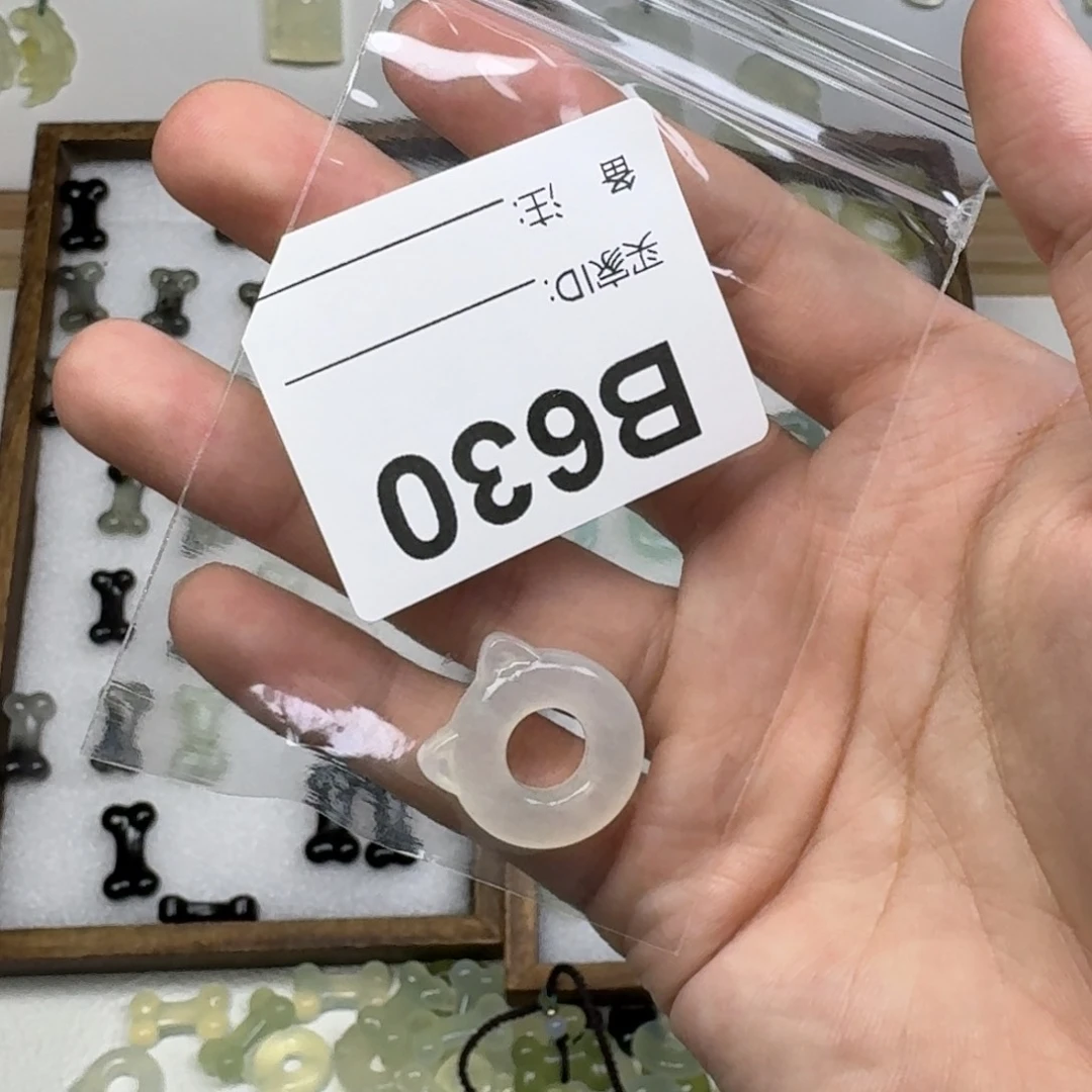 蛇纹石玉吊坠未镶嵌阎*妍